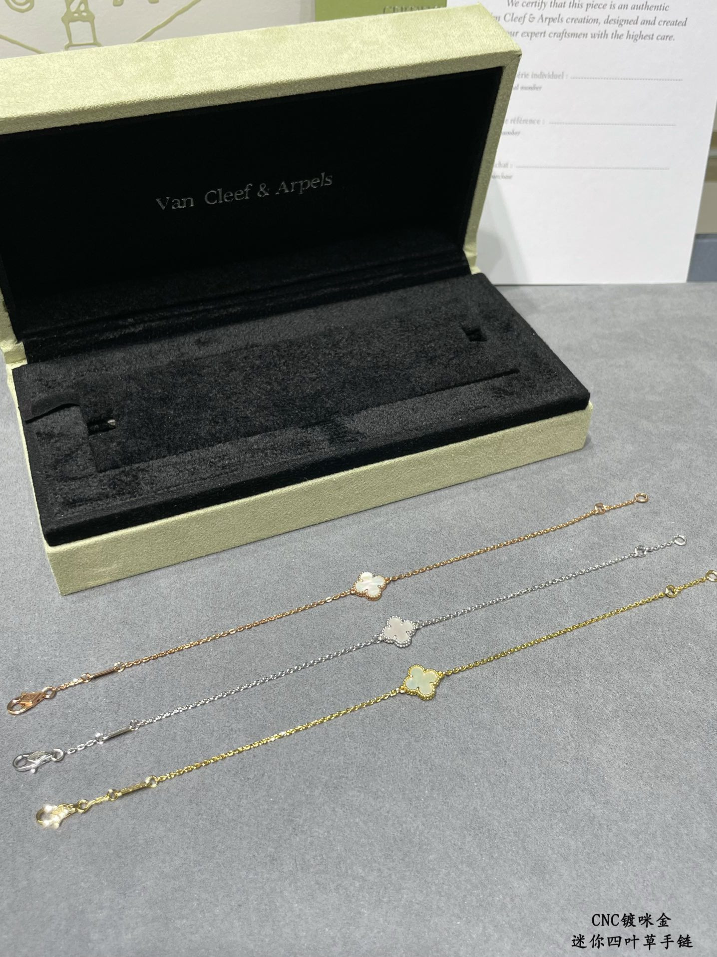 V*N CL*F & arpels mini premium white fritillary four-leaf clover bracelet