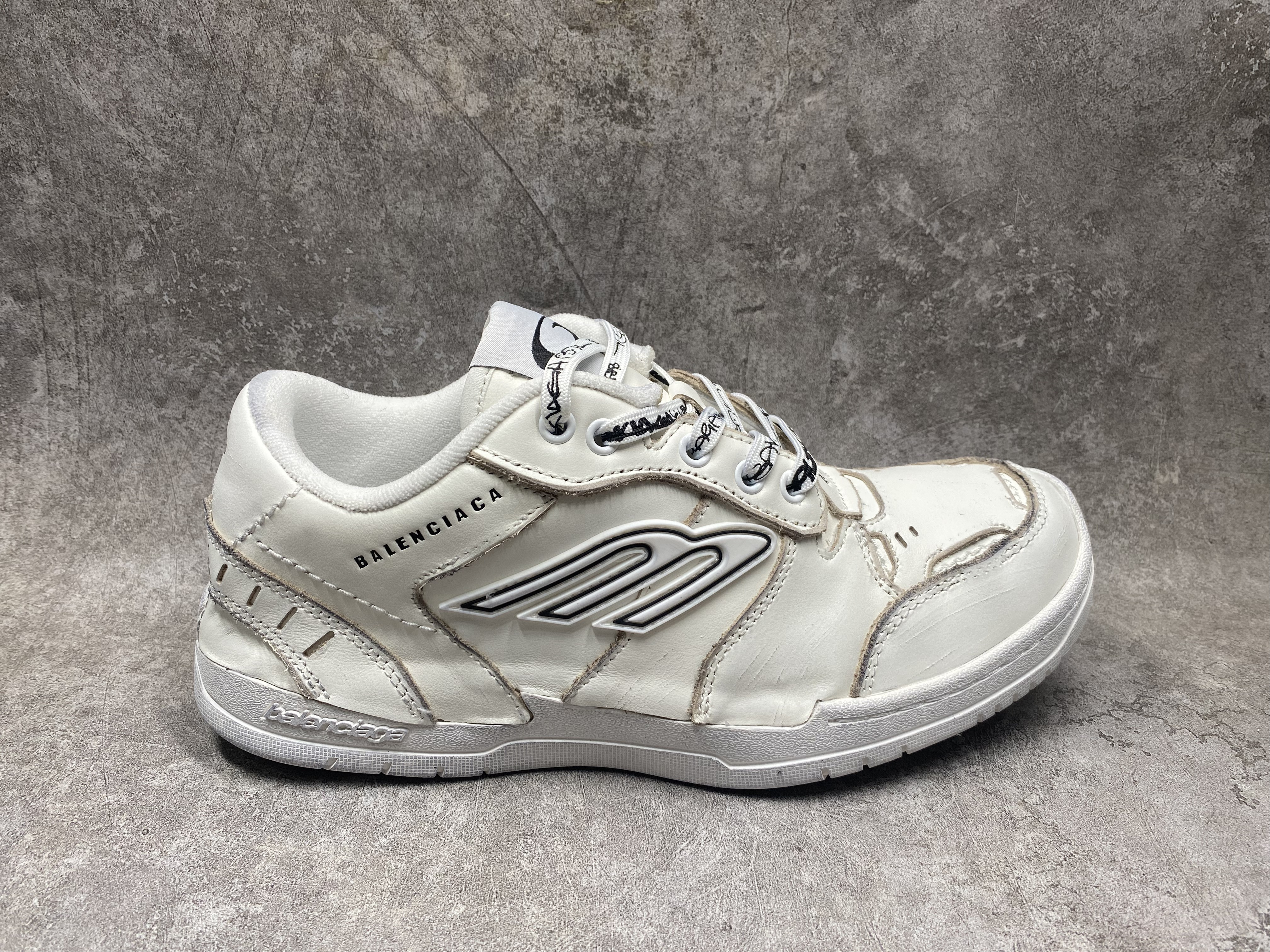 ua Ba*len*cia*ga hamptons medium worn-out sneaker in white(run one size large)