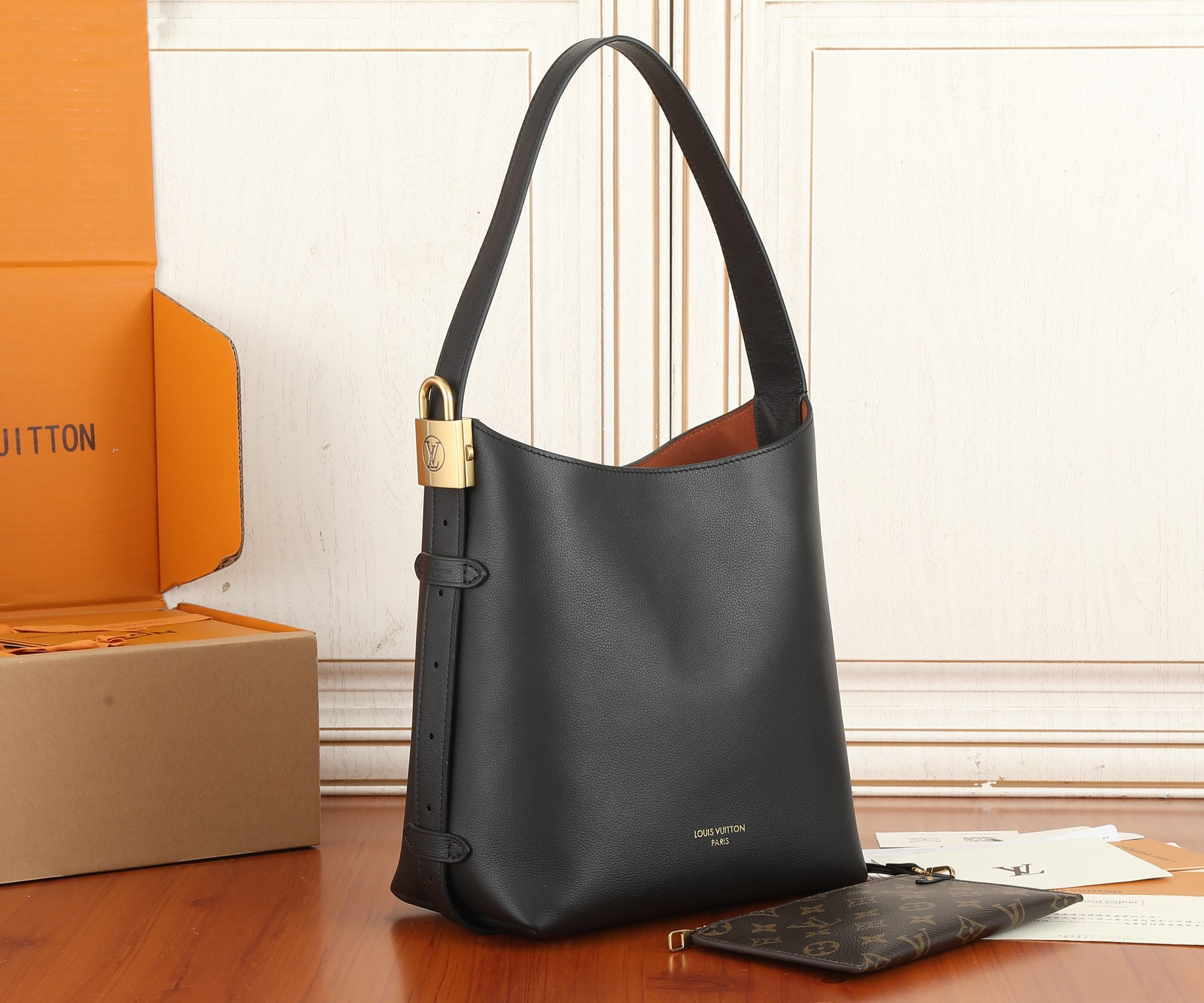 LV small low key hobo M25352 24x28x16cm