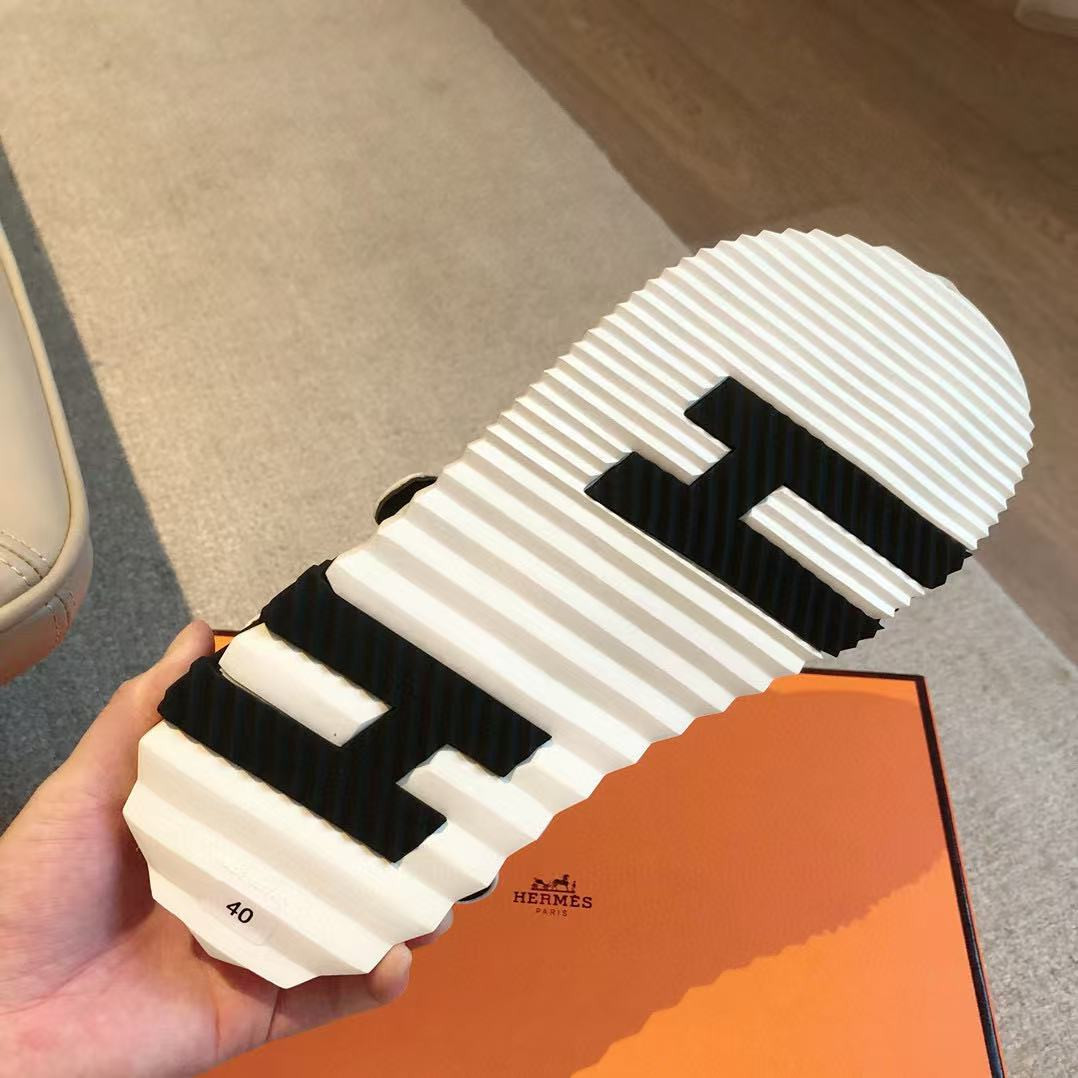 ua H**mes junior sandal
