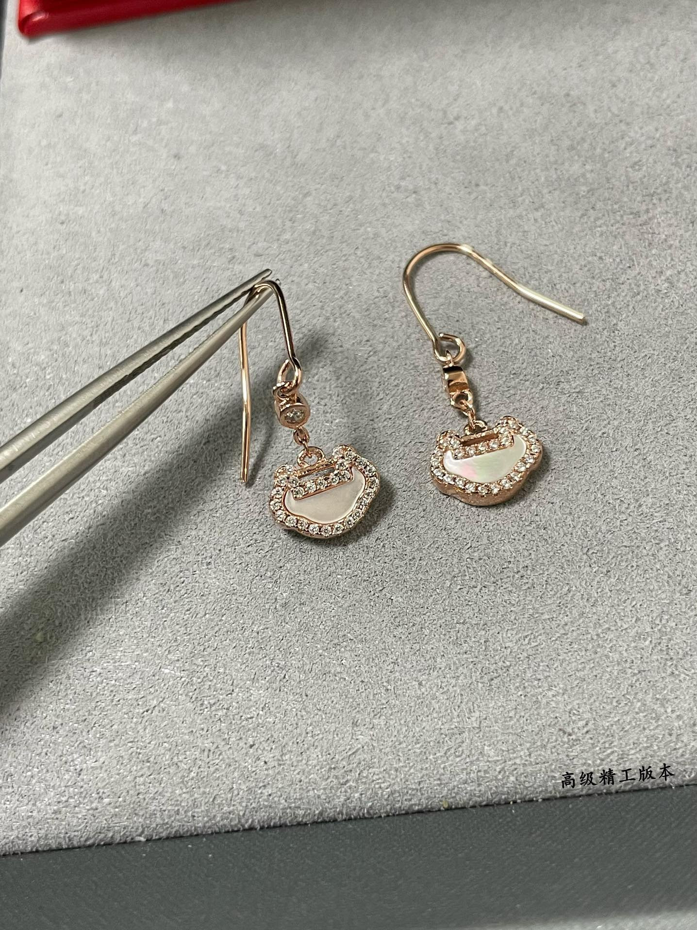 Qeelin White Mother-of-Pearl Ruyi Earrings