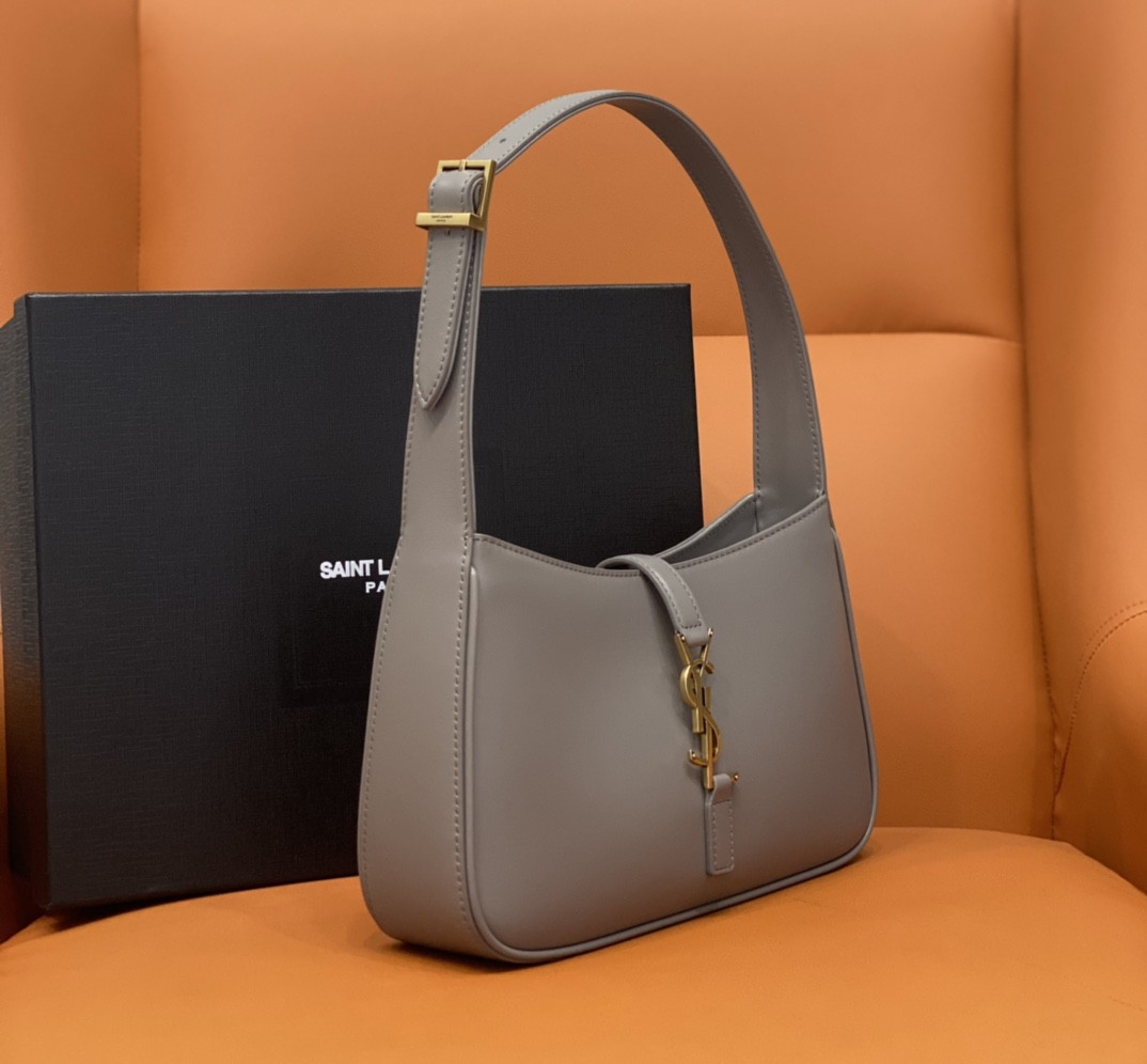 Y*L le 5 À 7 in smooth leather storm 23 x 16 x 6.5 cm