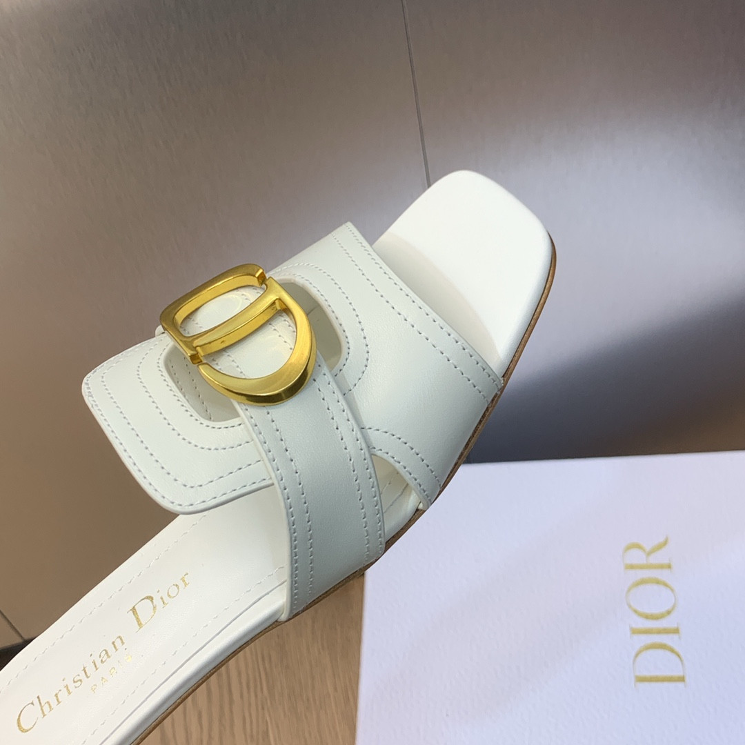 ua D*or 30 montaigne slide