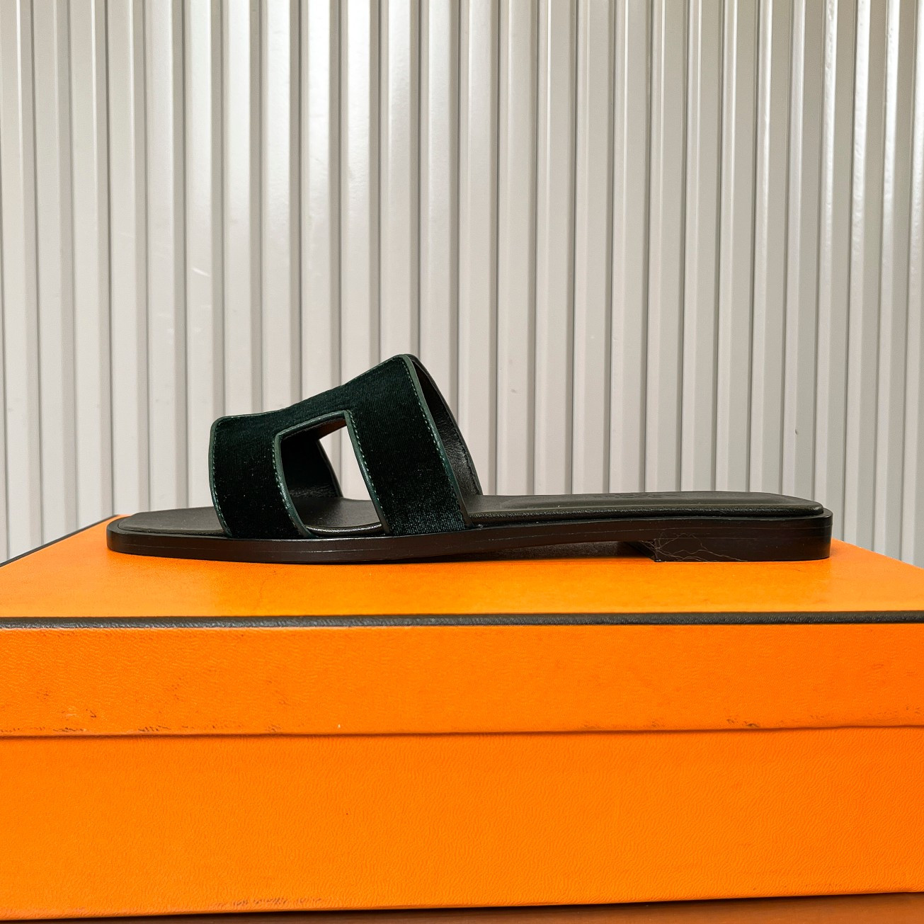 UA Hermès Oran sandal