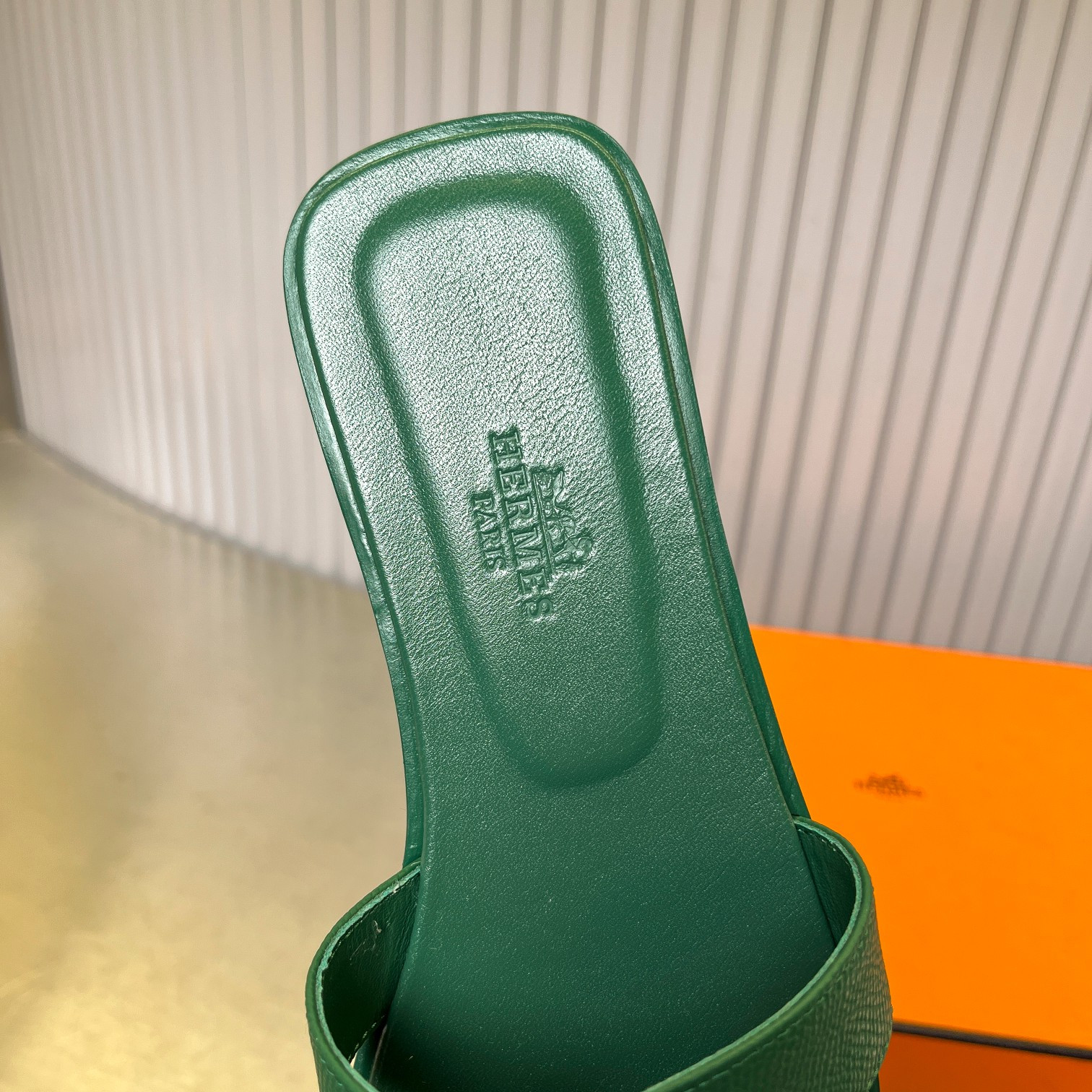 UA Hermès Oran sandal