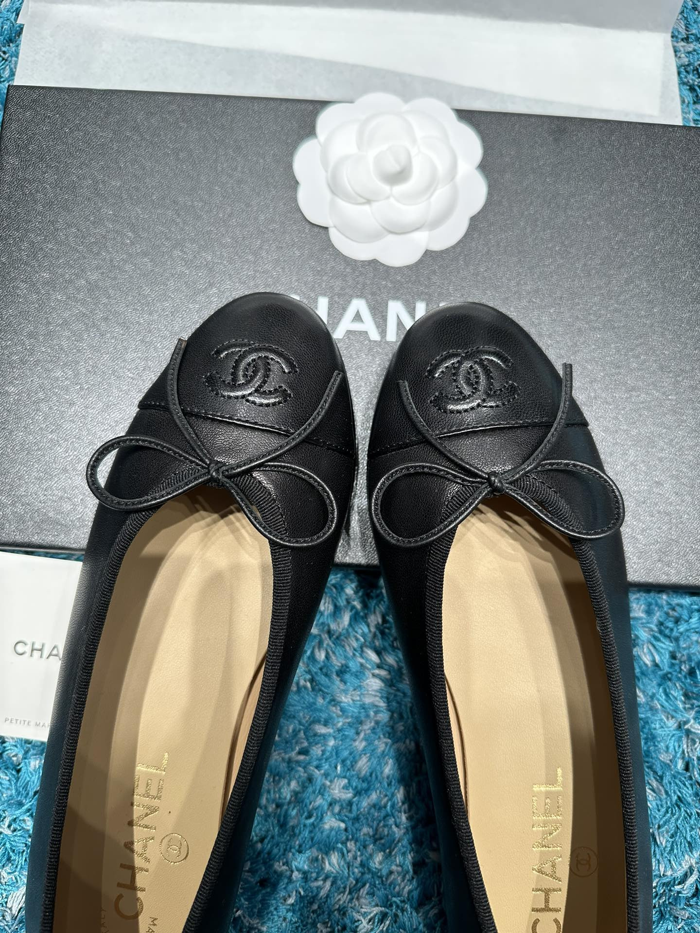 ua Ch*el ballet flats