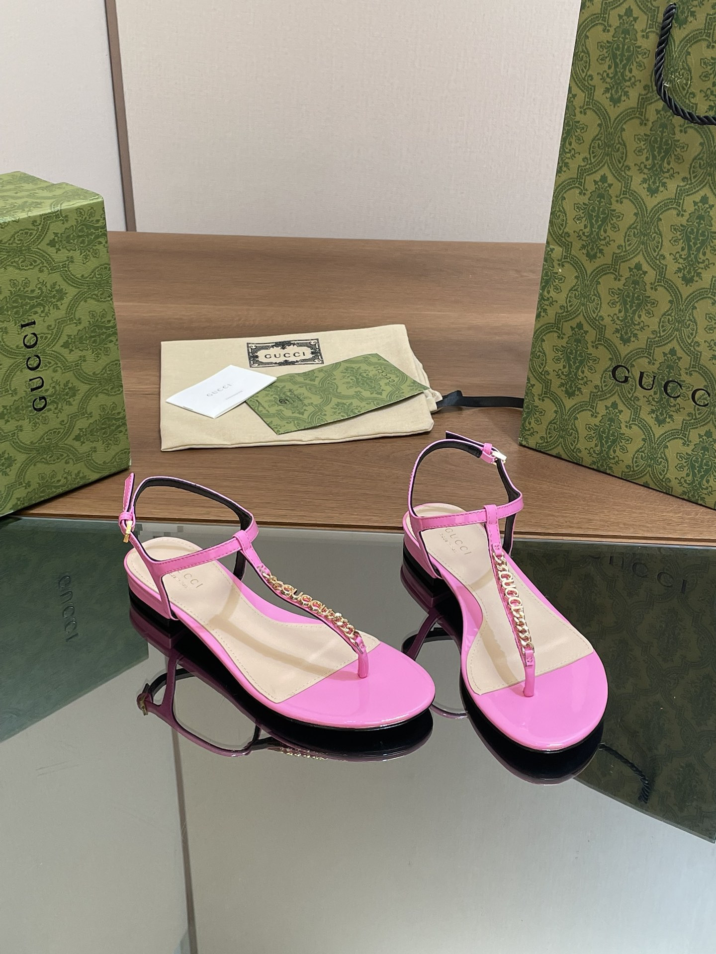 ua G*u*i signoria thong sandal