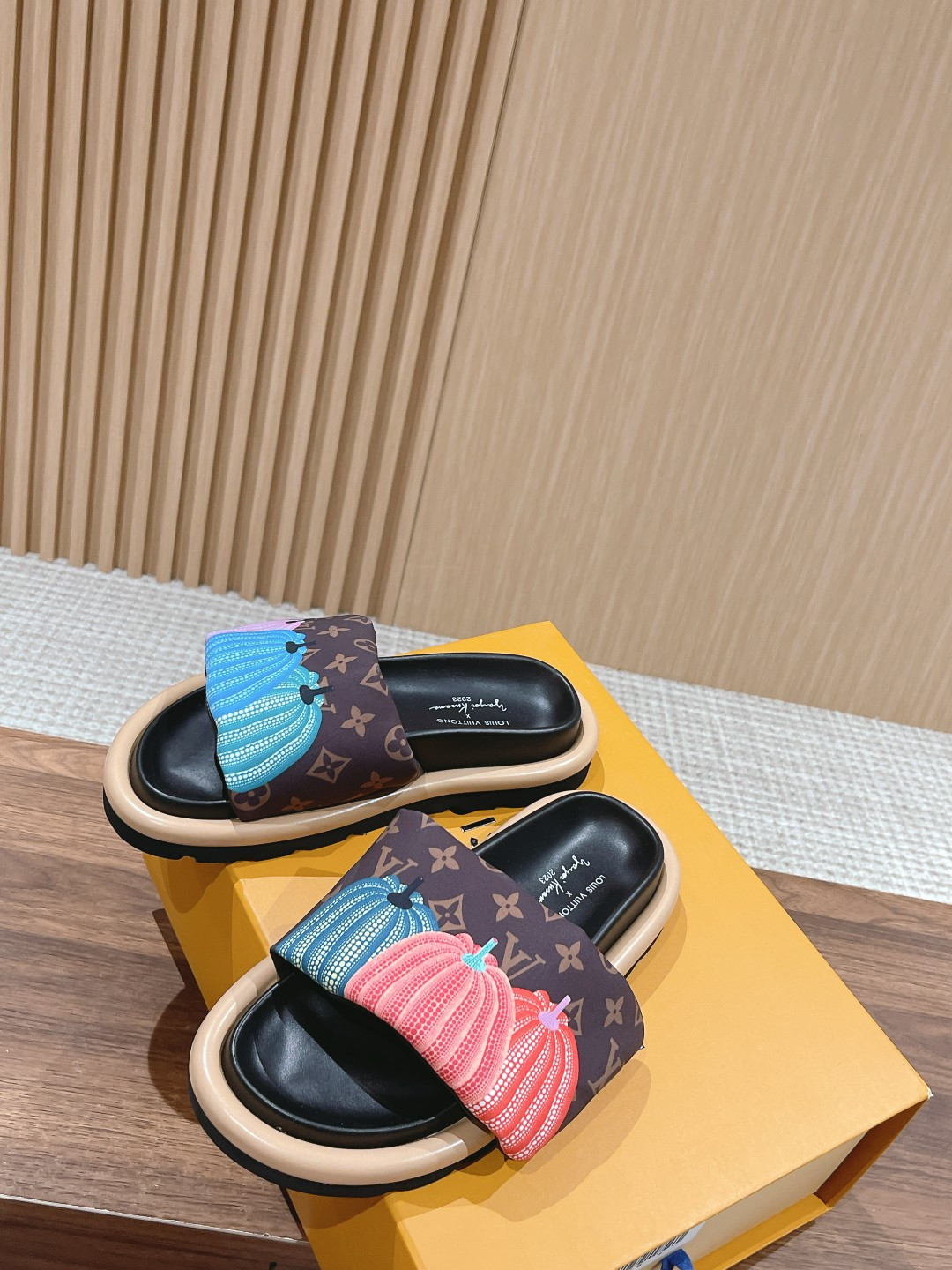 UA LV Pool Pillow Flat Comfort Mule