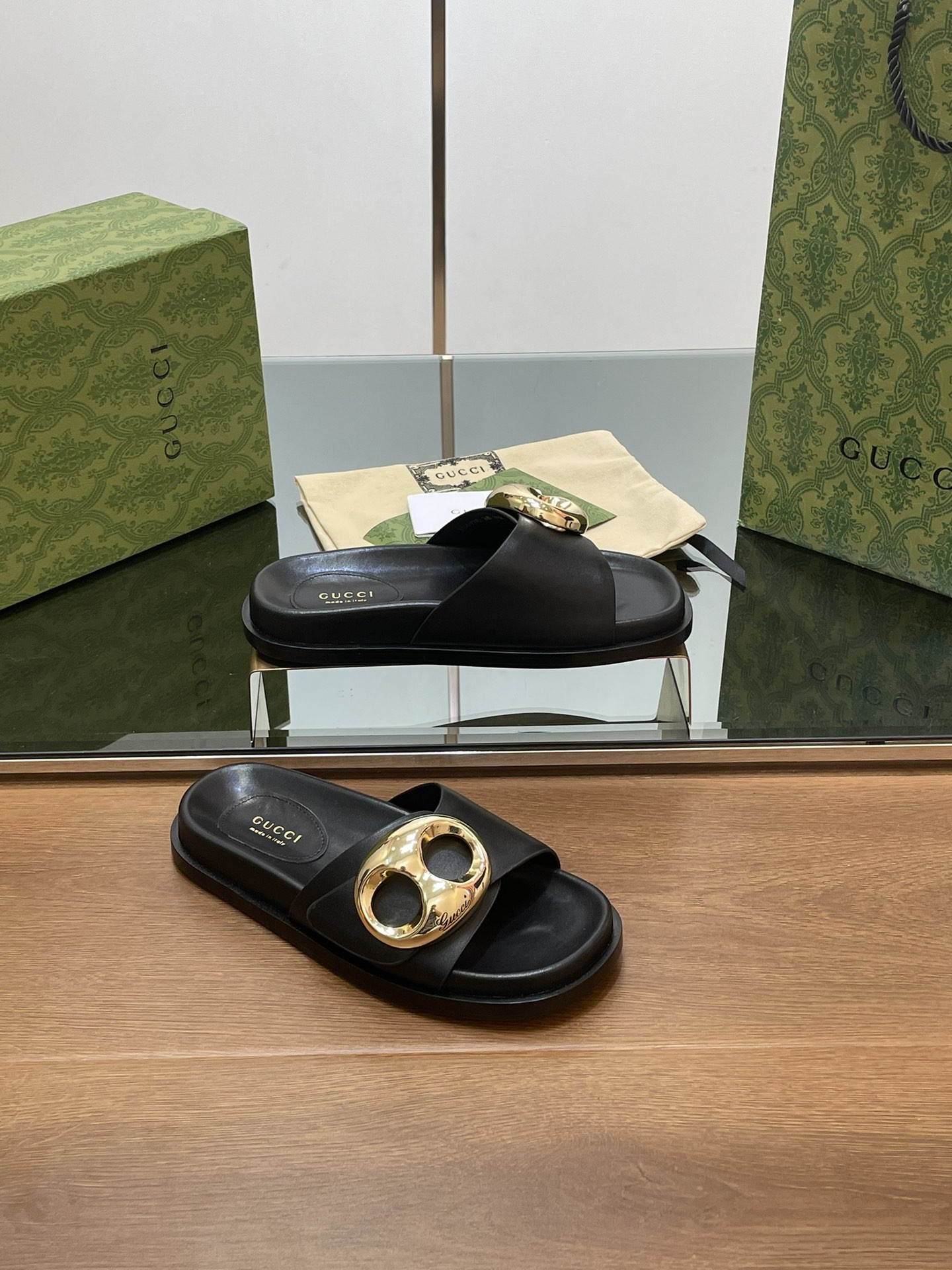 ua G*u*i marina chain slide sandal