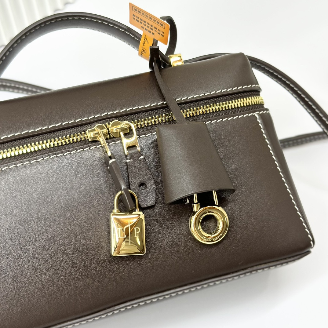 L**o p*ana extra pocket l19 smooth calfskin 11 x 19 x 6.5 cm