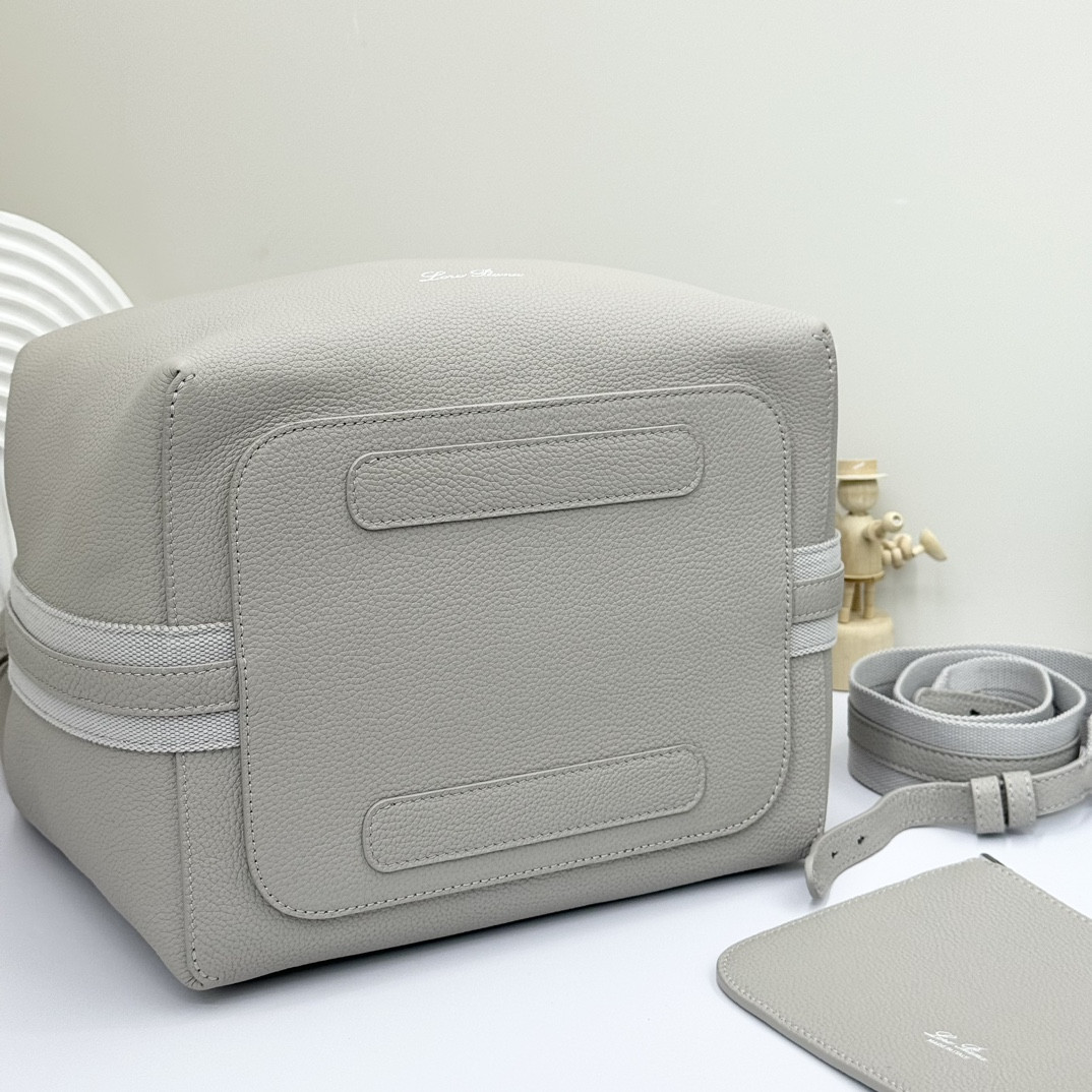 L**o p*ana large bale bag grained calfskin 24 x 20 x 27 cm