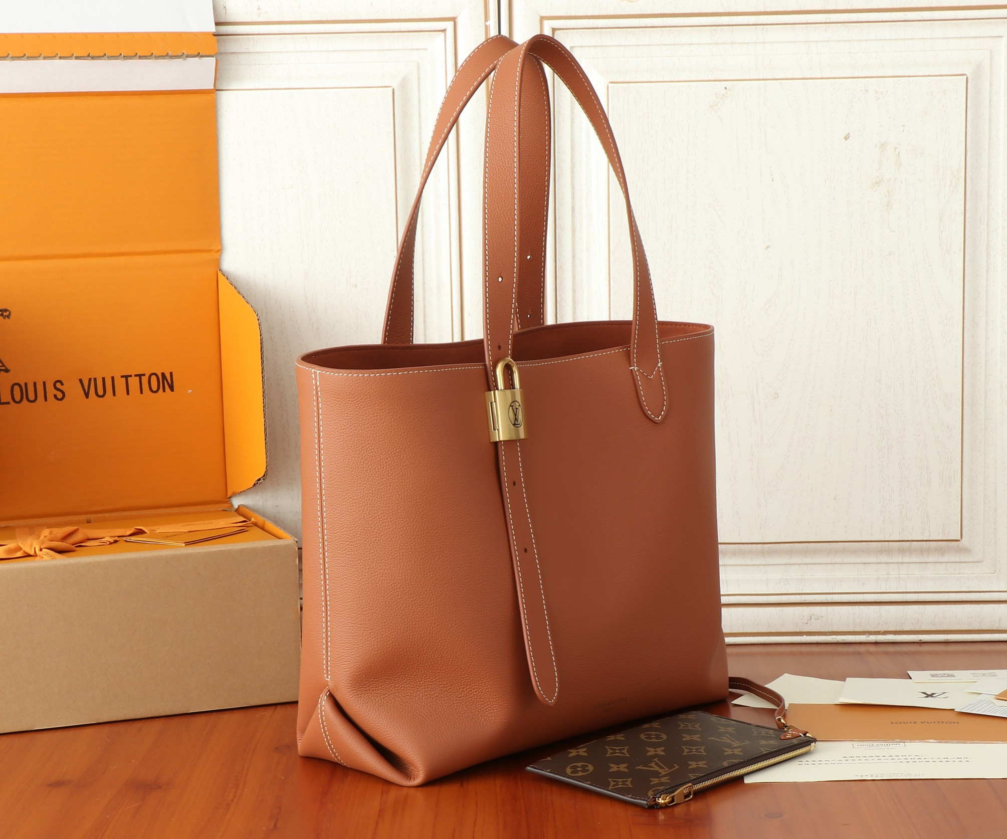 LV Low Key Cabas MM M25342 47x30x14cm