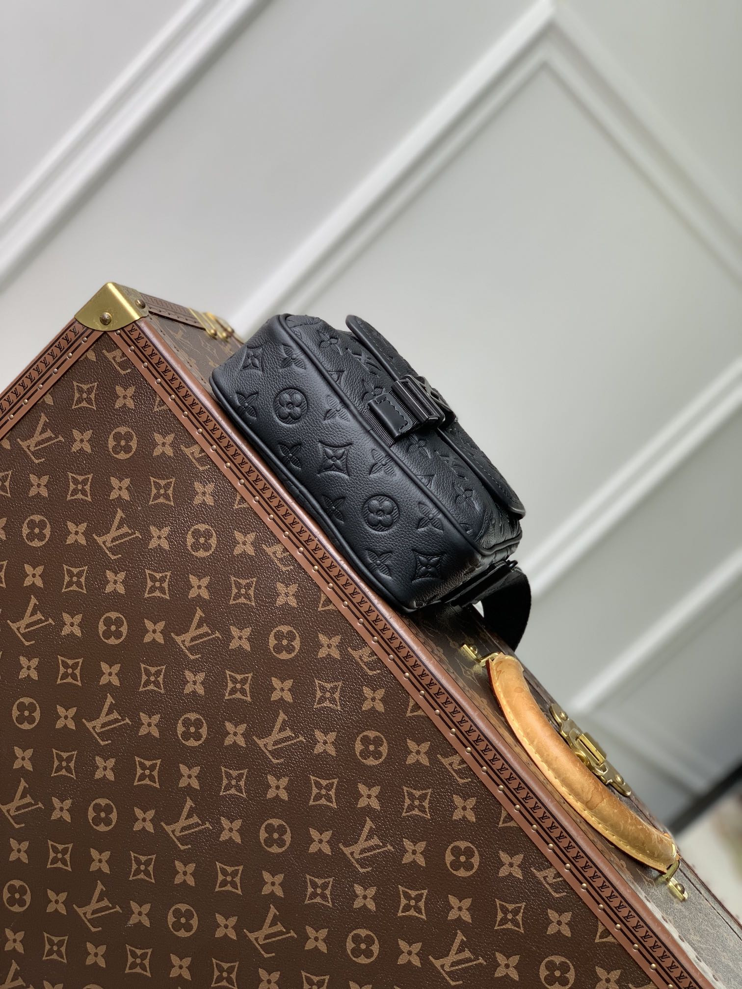 LV Getaway Messenger M12516  17 x 7.8 x 18 cm