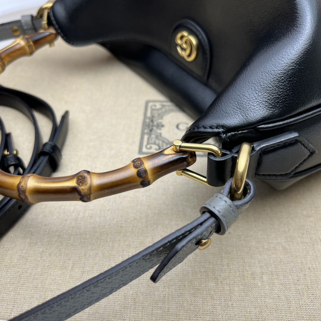 G*u*i diana medium shoulder bag 30x23x6.5cm