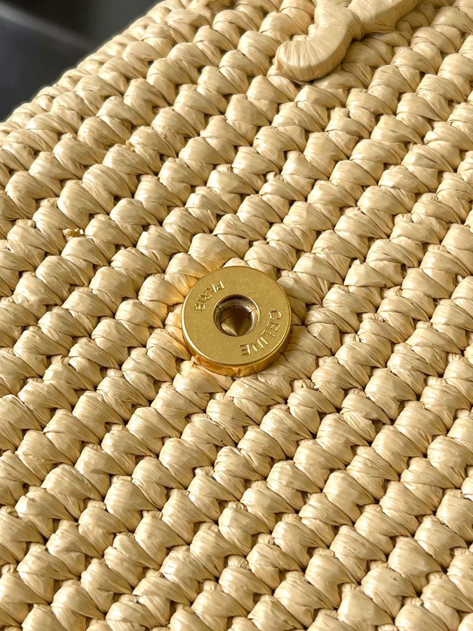 Ce**e victoire medium bag in raffia with triomphe embroideries 25x17x9cm