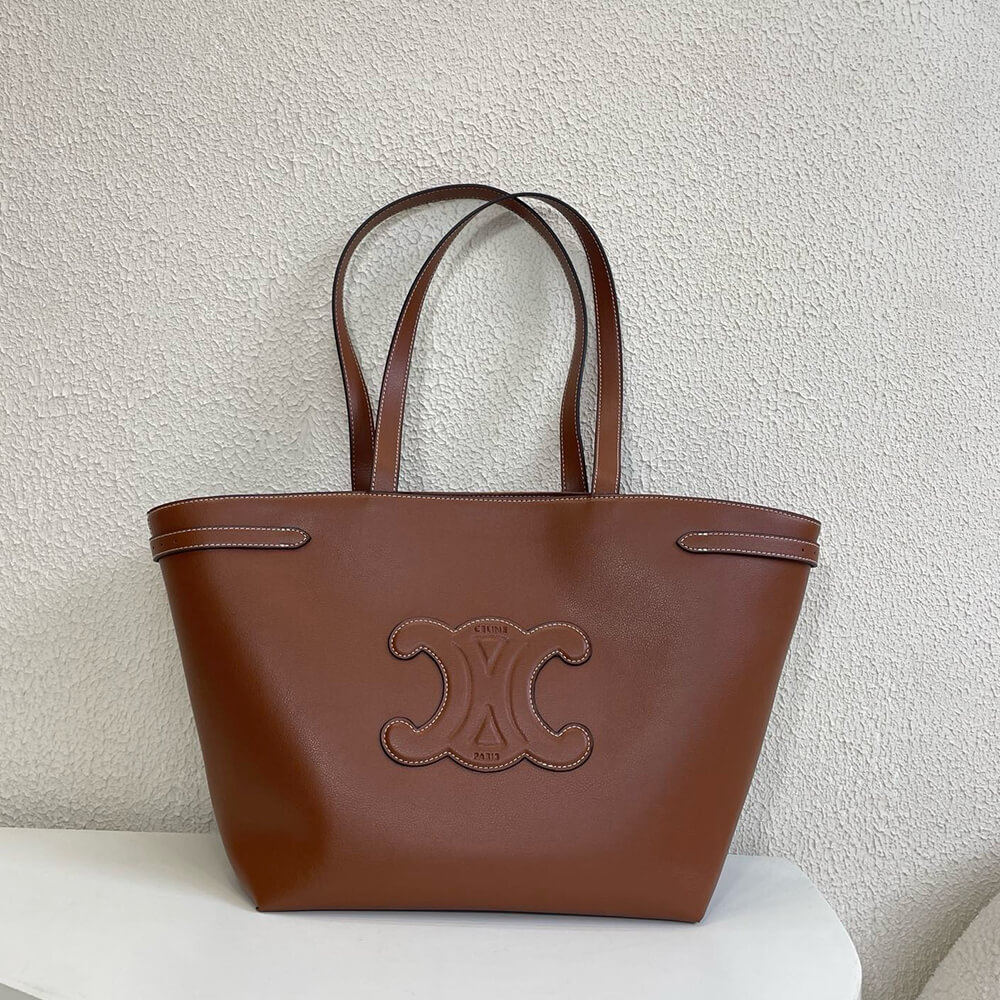 Ce**e medium cabas anais cuir triomphe in grained calfskin