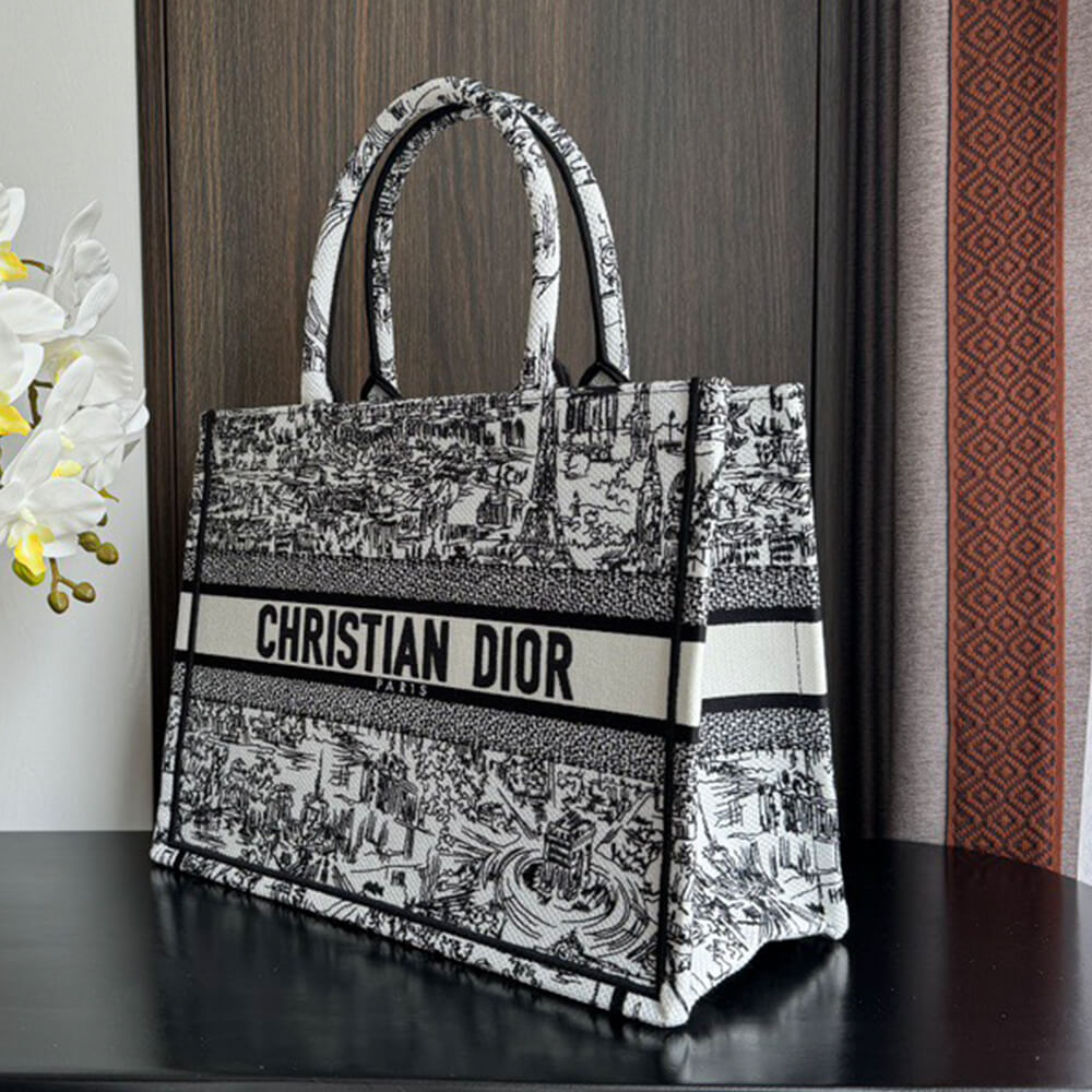 medium D*or book tote