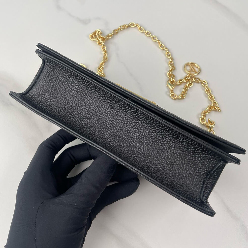 LV Wallet On Chain Lily