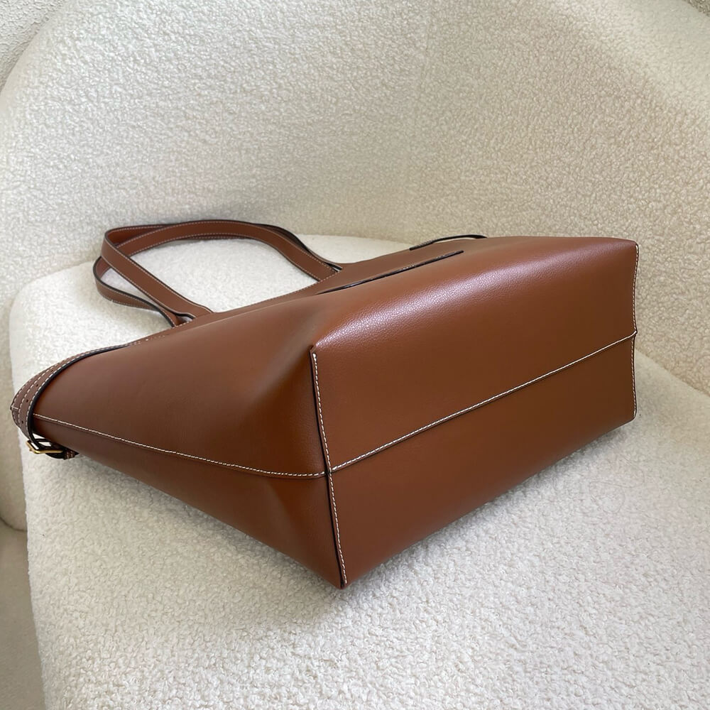 Ce**e medium cabas anais cuir triomphe in grained calfskin
