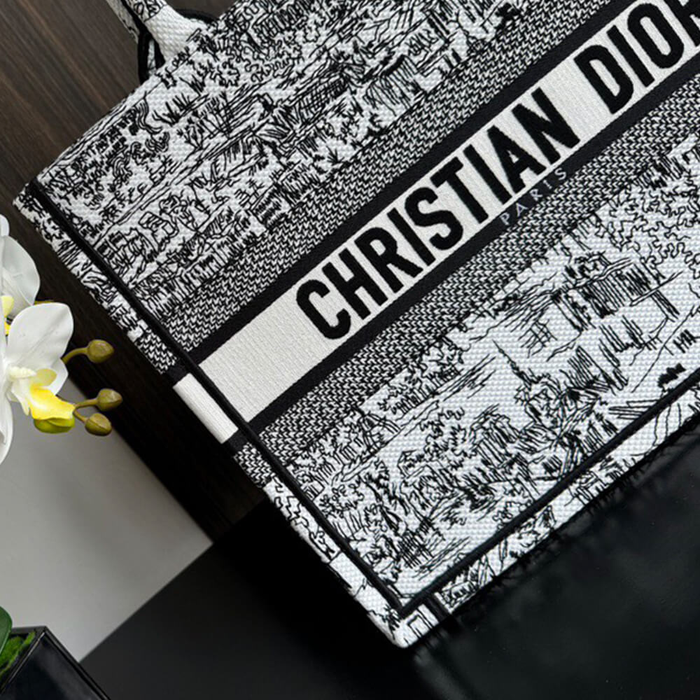 medium D*or book tote