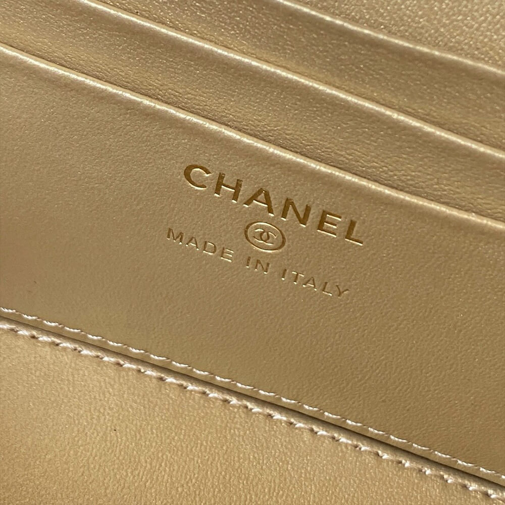 Ch*el vanity with chain
