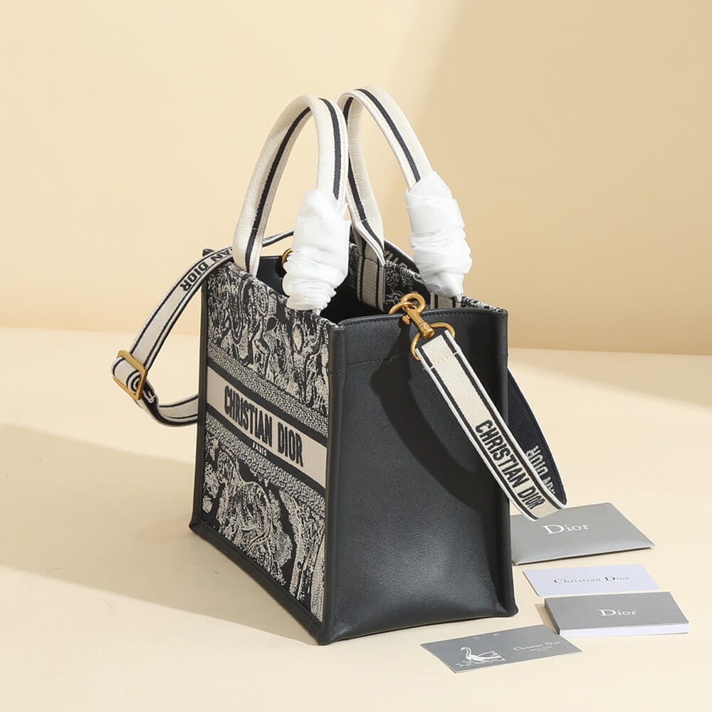 small D*or book tote