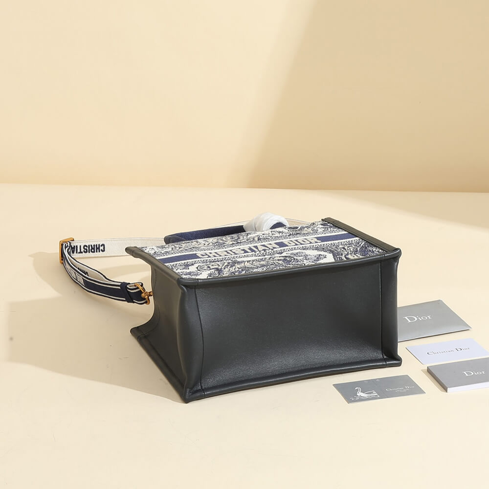 small D*or book tote