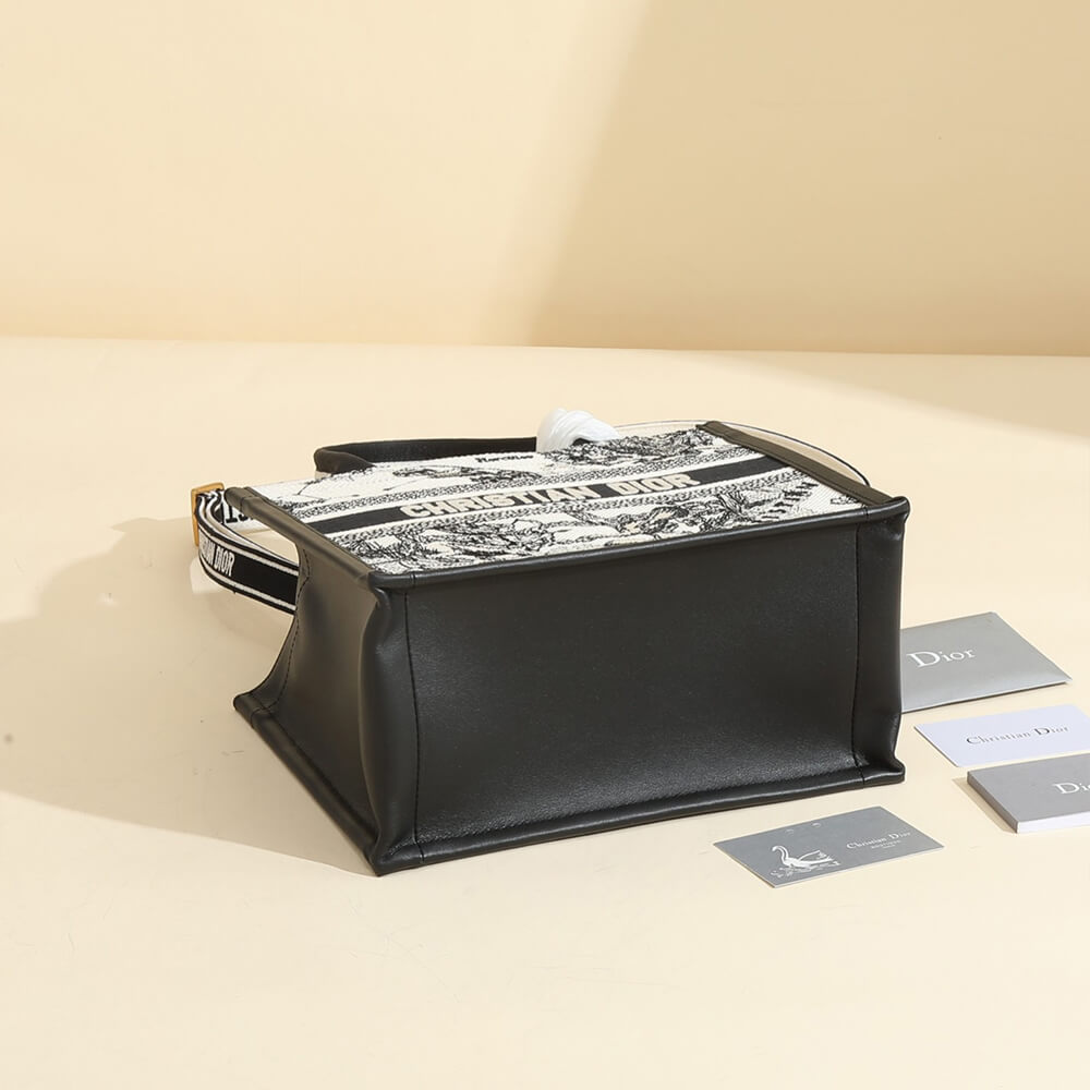 small D*or book tote