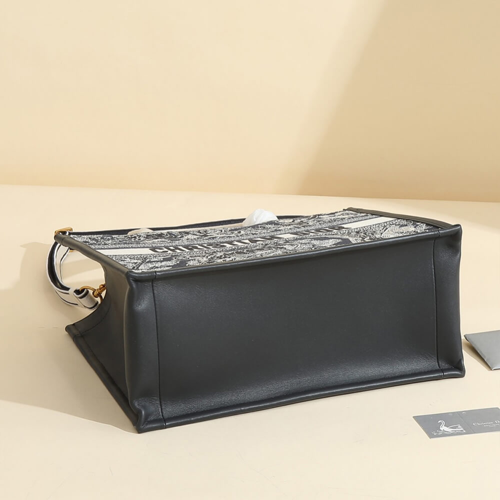 medium D*or book tote