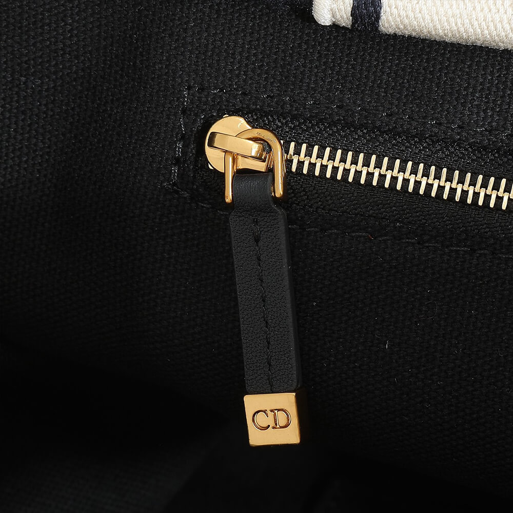 medium D*or book tote